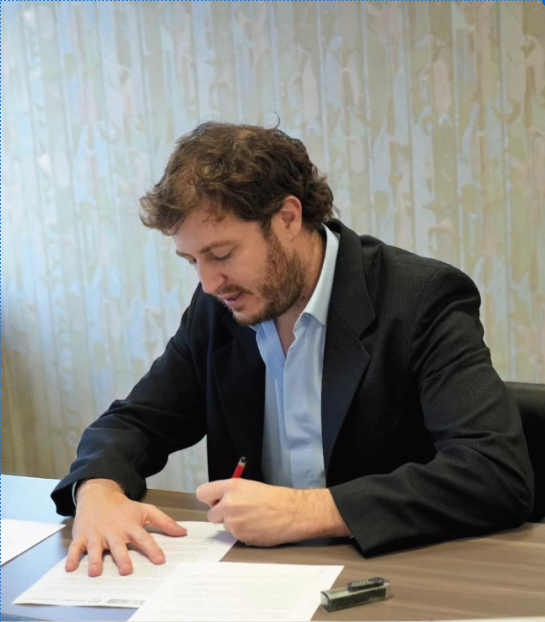 Adrián trabajando en documentación de due diligence